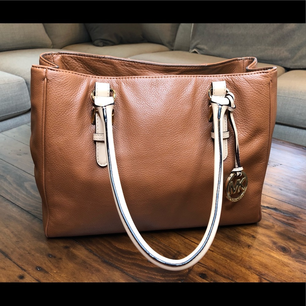 FLASH SALE ONLY 1 !! Michael Kors Gorgeous Purse!!
